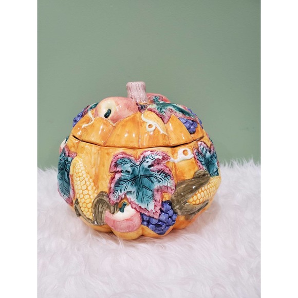 Vintage ceramic serving bowl with lid - Picture 8 of 9